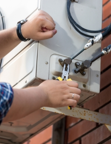 air-conditioner-maintenance-worker